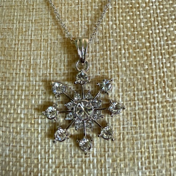 Elegant Silver Snowflake Pendant Necklace - Picture 5 of 8